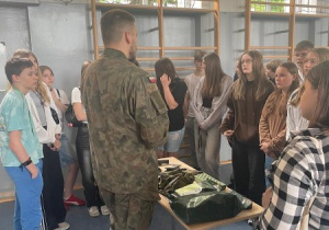 uczniowie klas 4-8 podczas spotkania z żołnierzami WOT