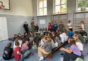 uczniowie klas 4-8 podczas spotkania z żołnierzami WOT