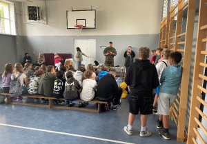 uczniowie klas 4-8 podczas spotkania z żołnierzami WOT