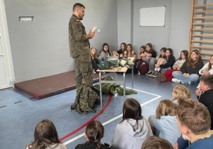 uczniowie klas 4-8 podczas spotkania z żołnierzami WOT