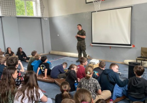 uczniowie klas 4-8 podczas spotkania z żołnierzami WOT