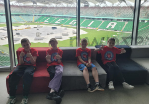 Uczniowie z nauczycielem na stadionie Legii.
