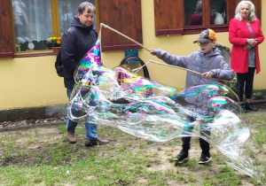 Uczniowie na lekcji plenerowej „O czym szumią drzewa?”