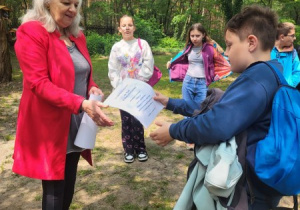 Uczniowie na lekcji plenerowej „O czym szumią drzewa?”