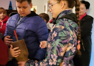 Uczniowie na lekcji plenerowej „O czym szumią drzewa?”