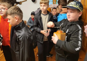Uczniowie na lekcji plenerowej „O czym szumią drzewa?”