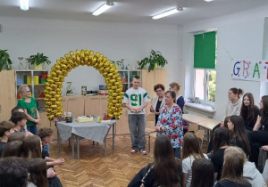 Uczniowie świętujący sukces Mateusza