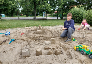 Coraz większa budowla.