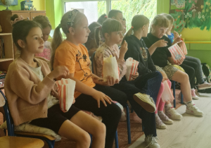 Dzieci oglądają start w kosmos.