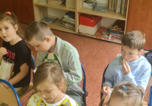 Dzieci oglądają start w kosmos.