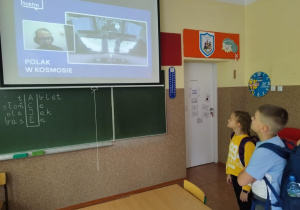 Dzieci oglądają start Polaka w kosmos.