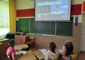 Dzieci oglądają start Polaka w kosmos.