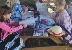Uczniowie klasy 1a podczas zajęć na szkolnym boisku