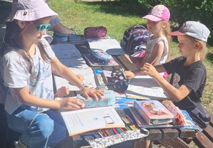 Uczniowie klasy 1a podczas zajęć na szkolnym boisku