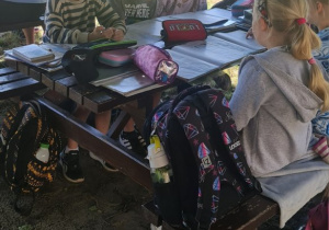 Uczniowie klasy 1a podczas zajęć na szkolnym boisku