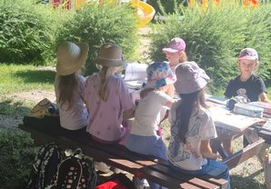 Uczniowie klasy 1a podczas zajęć na szkolnym boisku