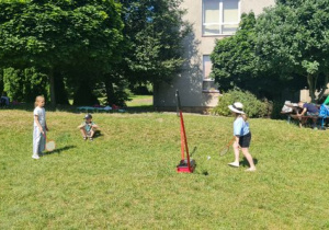 Uczniowie klasy 1a podczas zajęć na szkolnym boisku