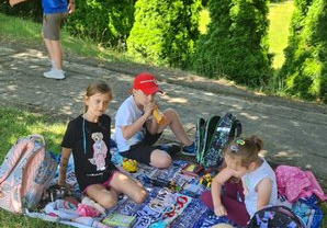 Uczniowie klasy 1a podczas zajęć na szkolnym boisku