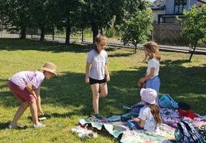 Uczniowie klasy 1a podczas zajęć na szkolnym boisku
