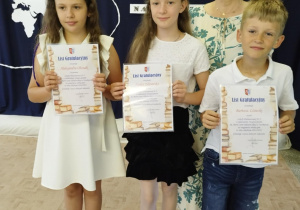 Uczniowie i pani dyrektor z listami gratulacyjnymi od Burmistrza Ozorkowa