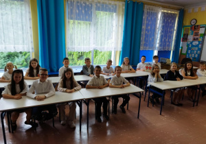 Uczniowie klasy 2b w oczekiwaniu na swoje świadectwa