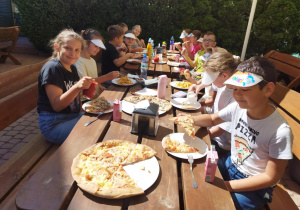 Uczniowie klasy 2b w pizzerii